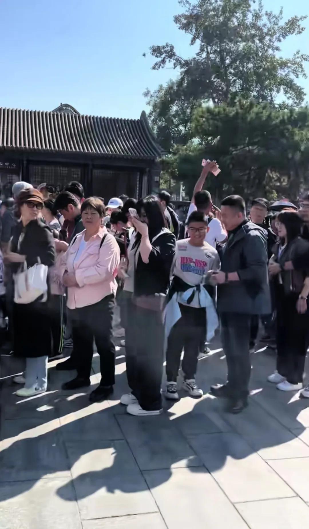 国庆假期，保定直隶总督署门口游客排队数百米！
 今年保定国庆假期又火了，自去年保