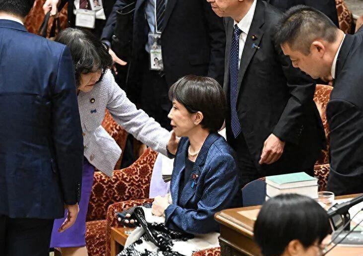 3 月 12 日预算委员会散会，高市早苗竟瘫在座上起不来，官方虽称“感冒”，实则