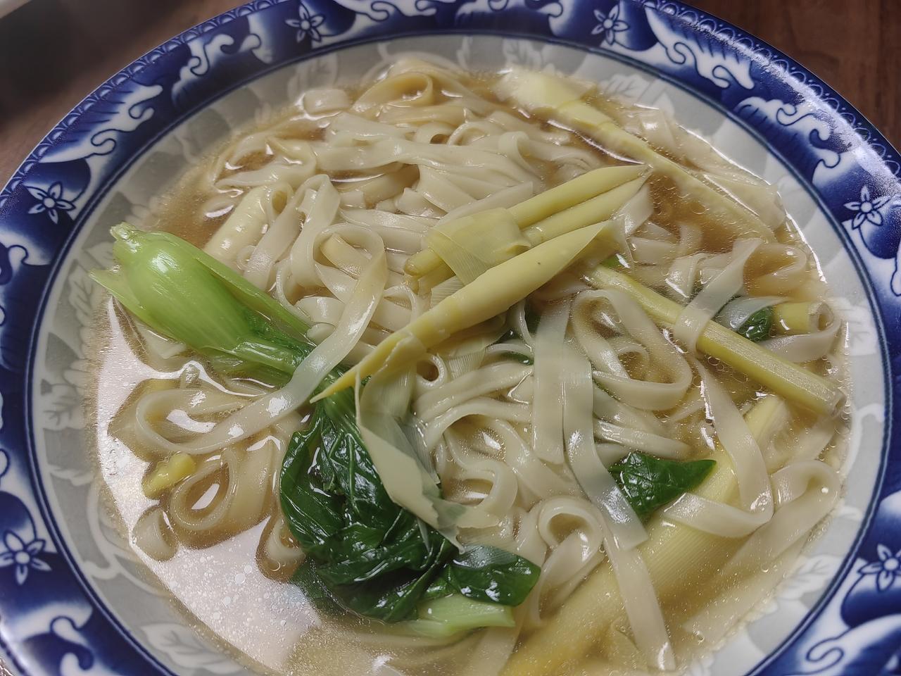 晨起，父母吃粥，我给自己煮了碗烂面，用剩的炖咸肉的笋尖和小青菜下了，加酱油猪油。