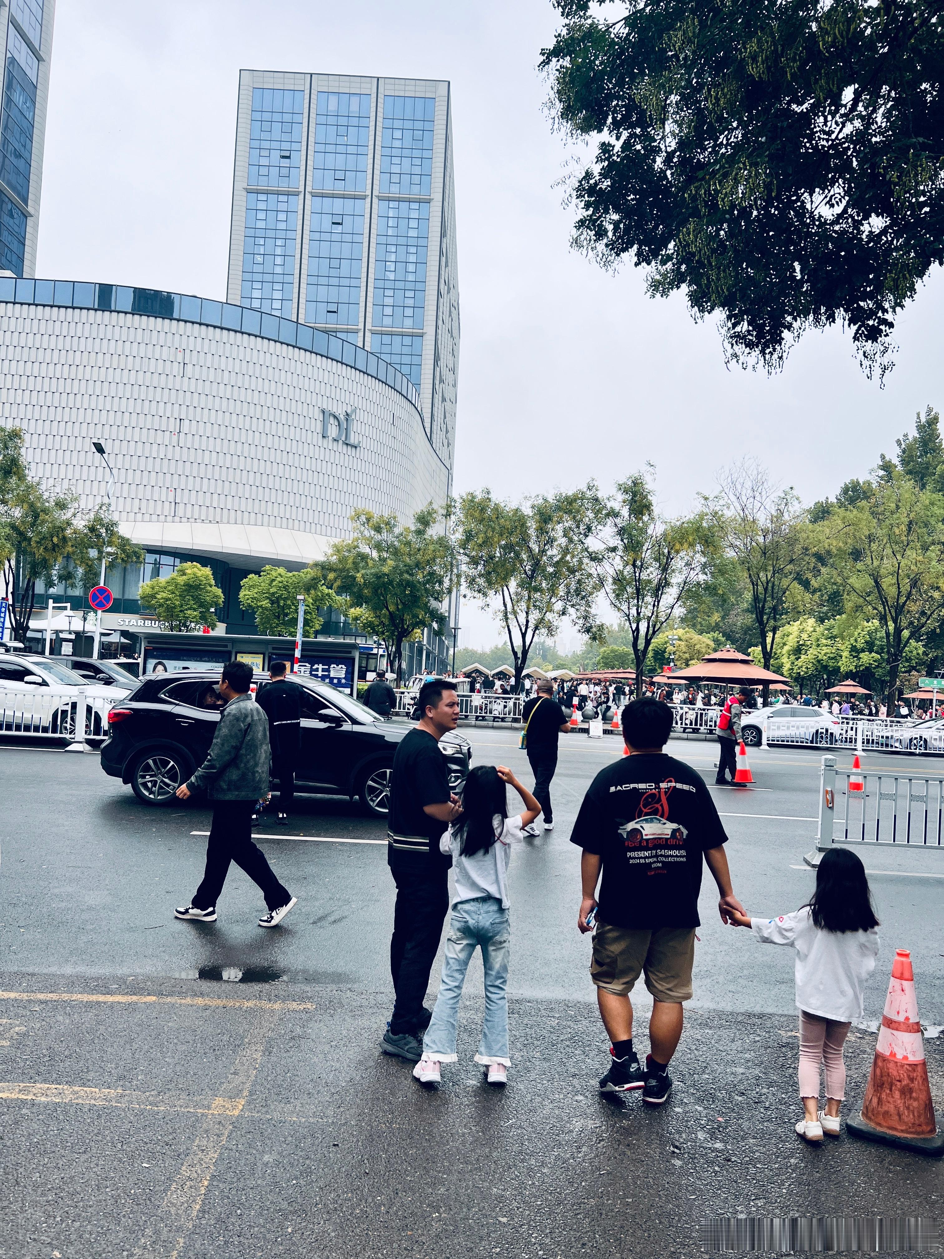 1200公里过来逛个超市，结果超市还限流，排队两小时以上进超市[微笑][微笑][