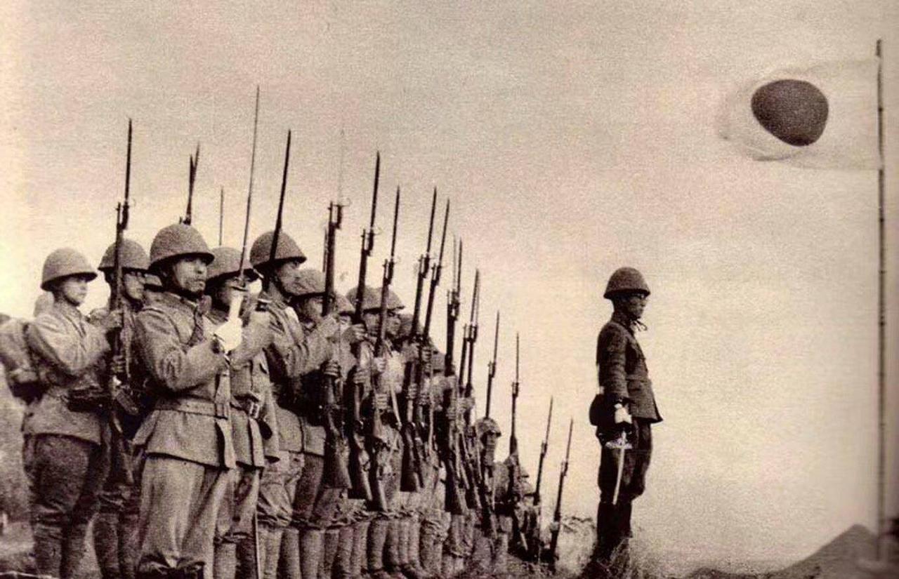 1945年，几名猎户在长白山附近打猎时遇到一支奇怪的军队，那些人的衣着看起来不像