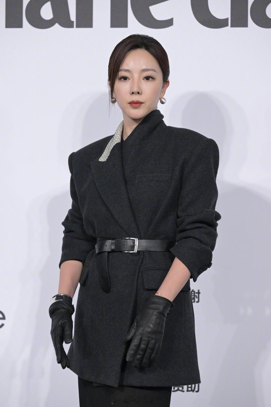 李思思近期状态  亮相 嘉人红毯   all black裙装搭配轻烟熏，状态好好