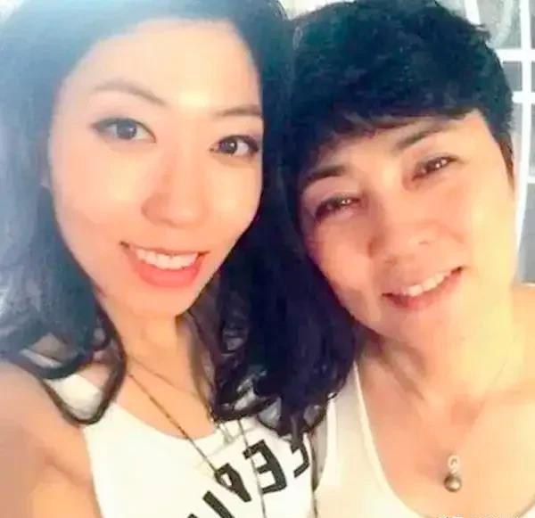 曲婉婷母亲贪污3.5亿元职工安置费曲婉婷患癌 图一是曲婉婷和她的贪官妈妈，图二是