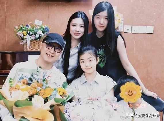 太暖了！汪峰晒四娃同框合照，满屏幸福藏不住
 
汪峰晒出与四个孩子的温馨合照，瞬