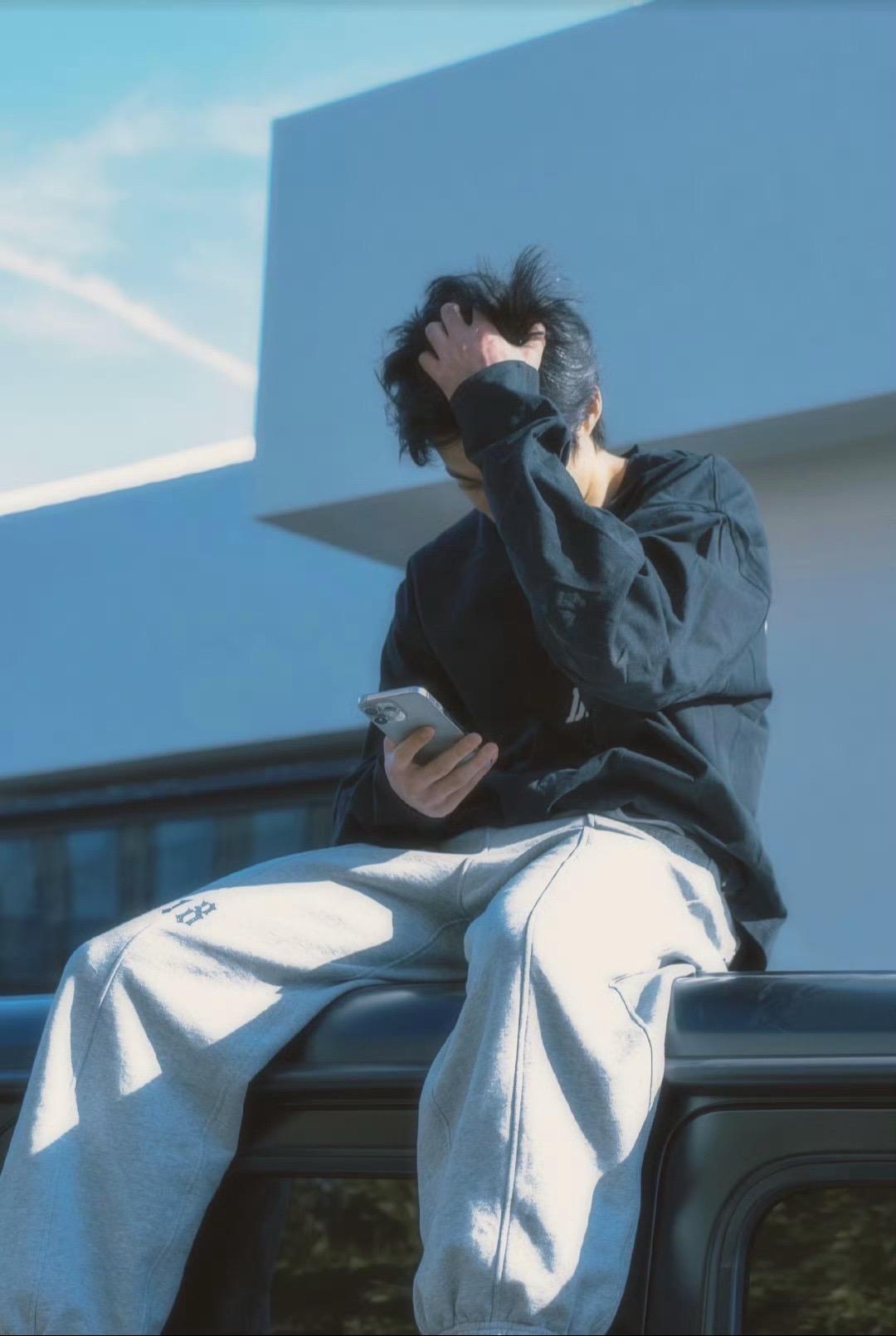 男大 车顶 阳光 素颜 自拍。春日投送