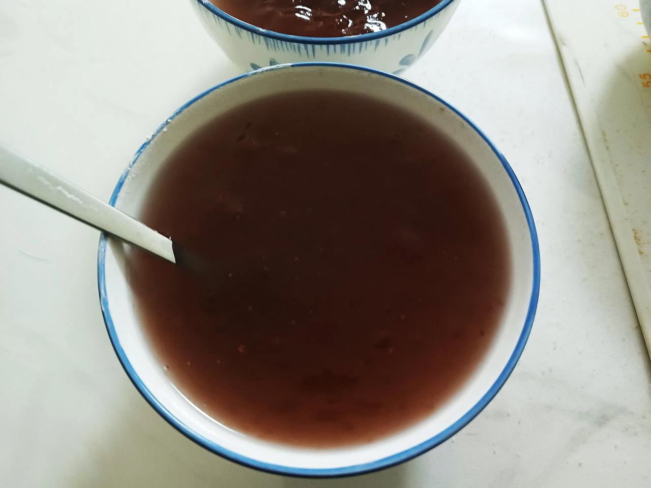 今天周五，孙子一家三口要回来，我也要往他们那边赶。儿子递来两罐东西，是他网购的藕