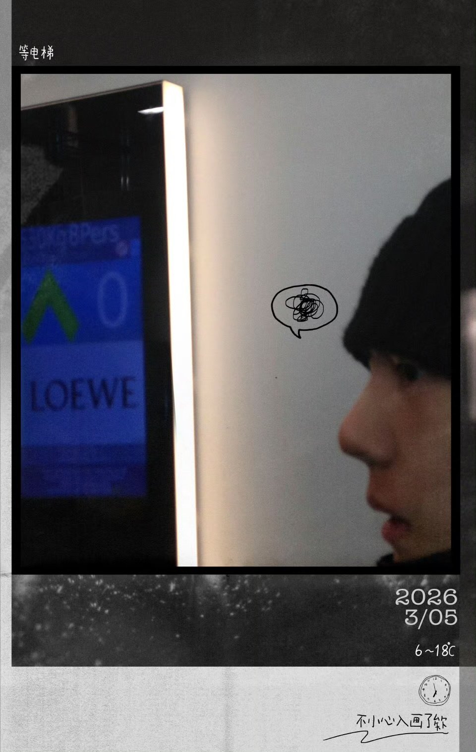 王一博冷帽格纹围巾王一博随便一站就是大片 王一博冷帽格纹围巾，巴黎街头的随拍好有