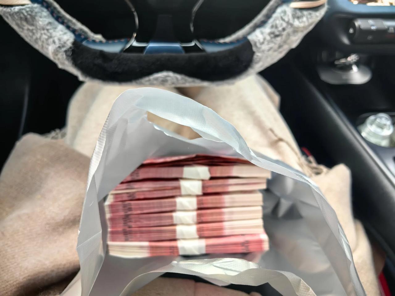 钱太多了，花不完，根本花不完啊！！！
我记得很清楚，我刚工作的第一个月工资是12
