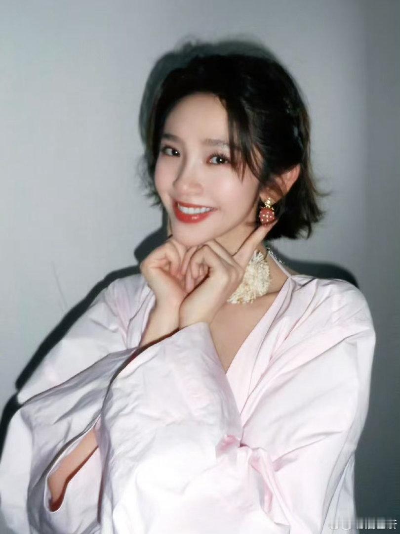 唐艺昕微笑三连拍唐艺昕乘风三宫格唐艺昕乘风三宫格，不错不错， 