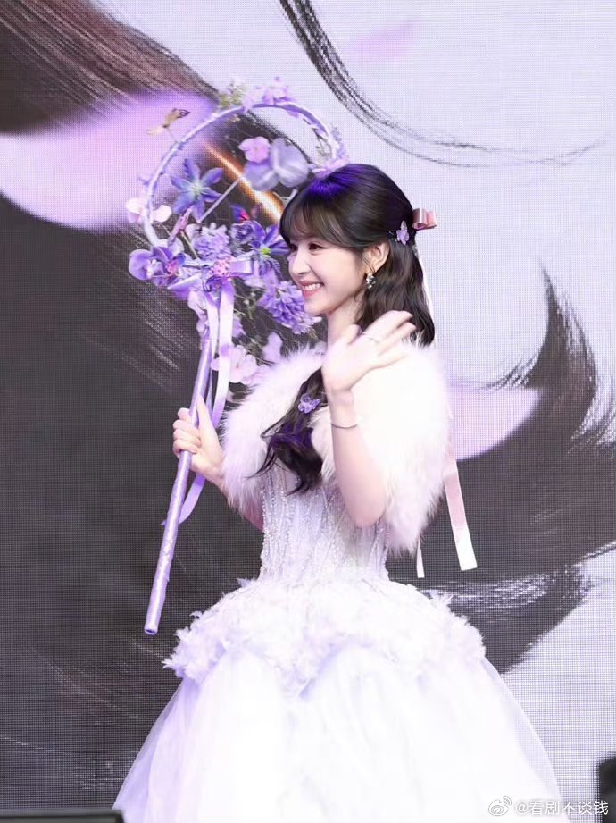 田曦薇今天就是紫罗兰公主，像从童话故事里走出来 小田