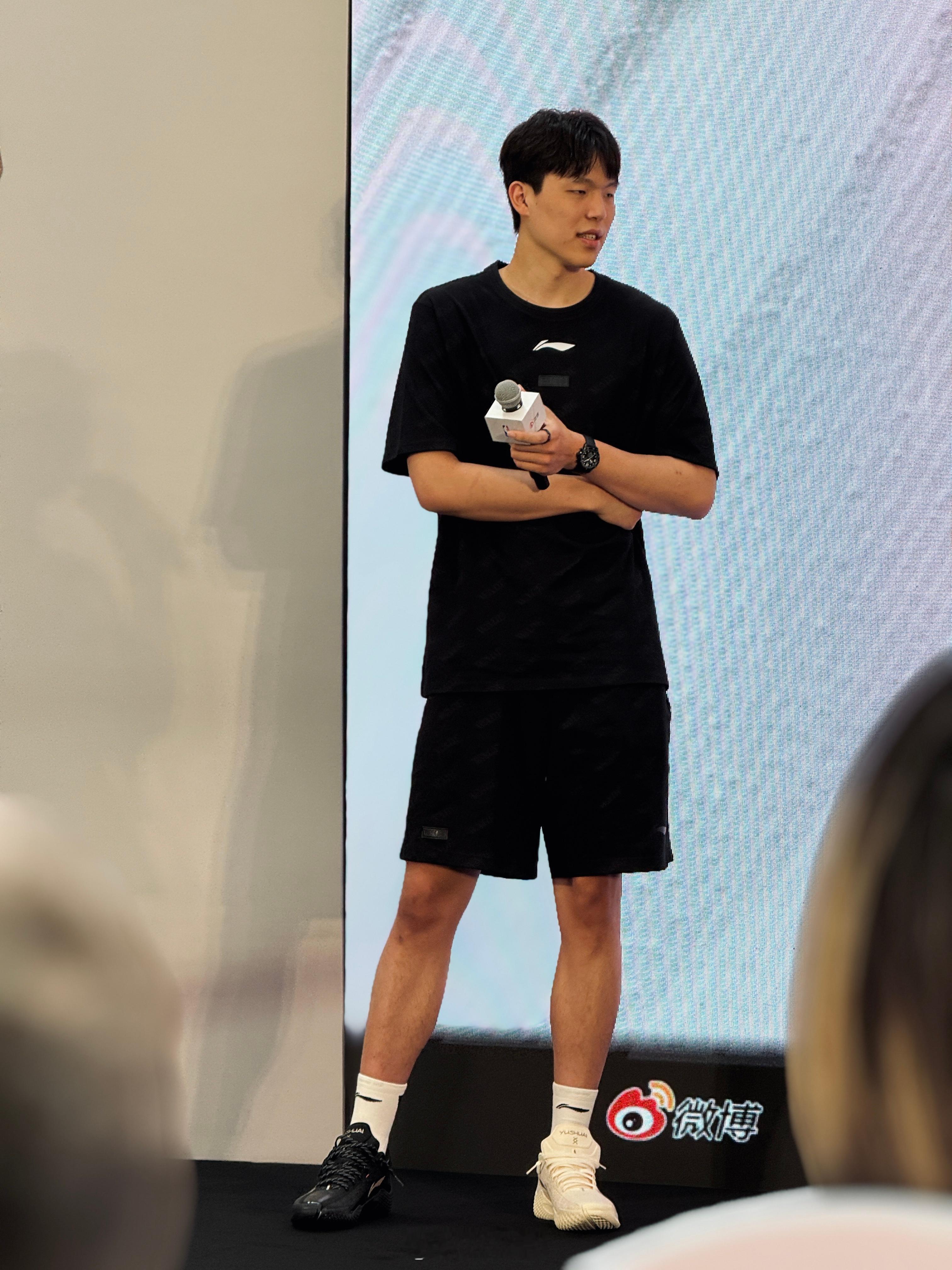 杨瀚森的翻译克里斯说，24年生日送他一本英语书，但是发现到今天都没拆封。翻译送杨