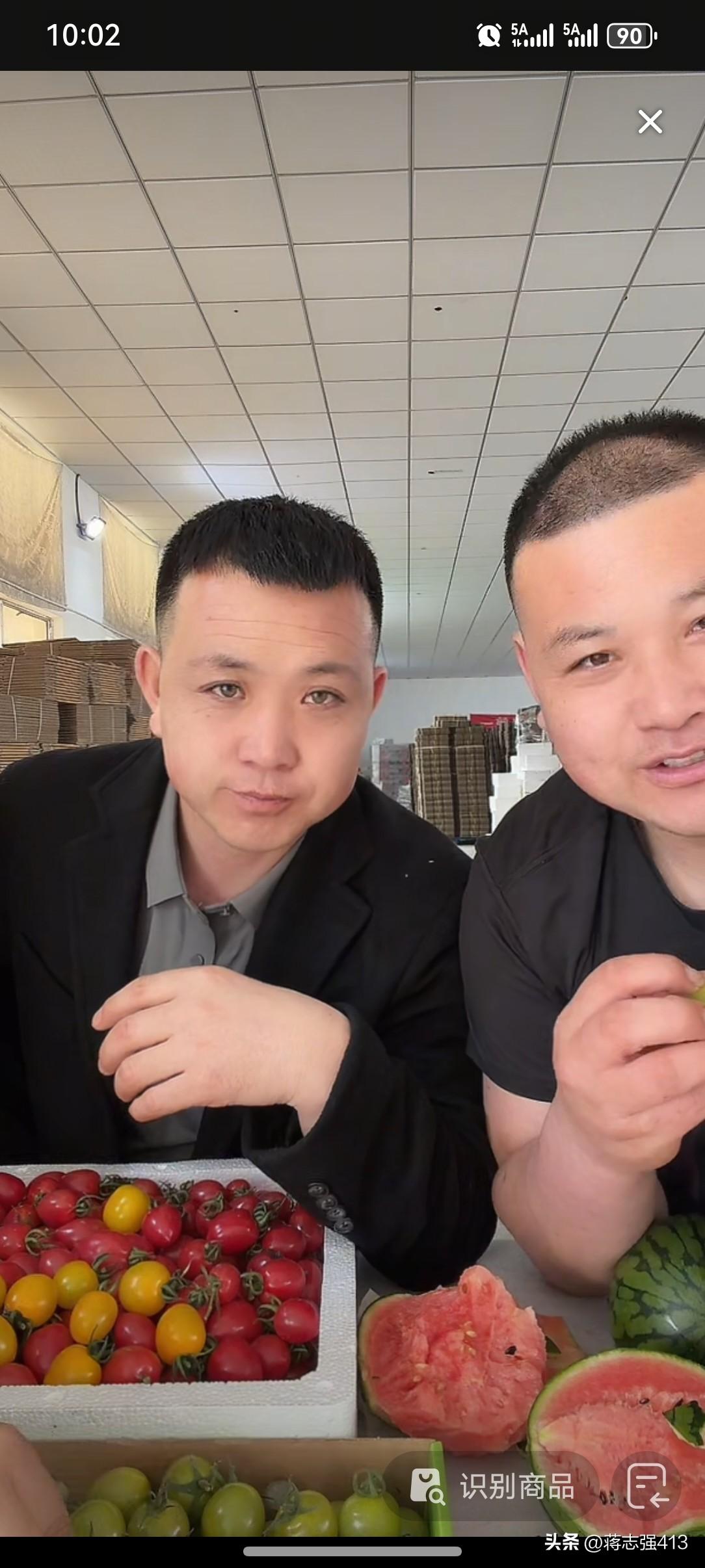 林区小明和前妻今天上午同时开播，两个人卖的产品也一样，看两个人直播间更多人是在看