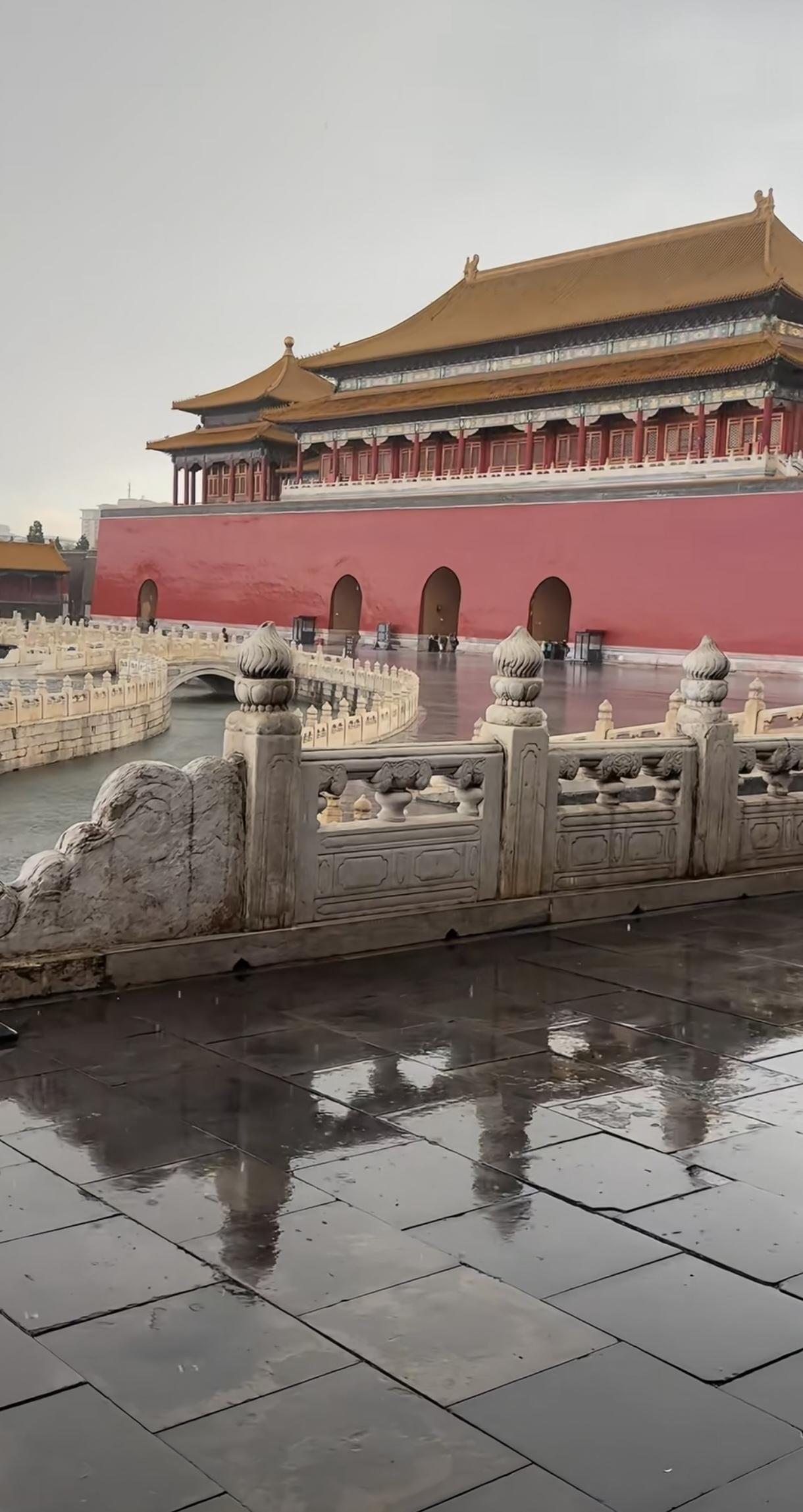 为什么故宫600多年了依然挺立，现代房子三十年就破旧不堪呢？据介绍，故宫每年维护