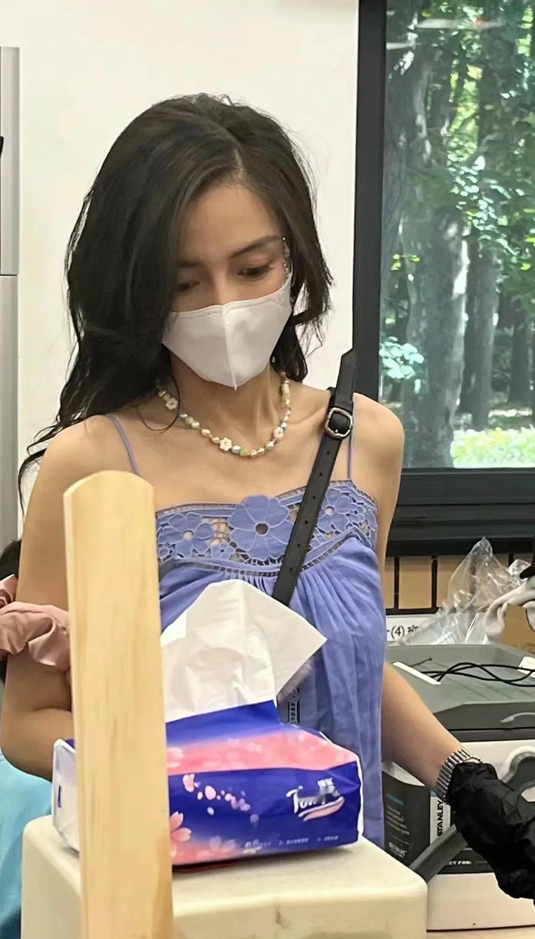 有网友在学生活动日偶遇到Angelababy
原来明星也参加家长会的呀
这张照片