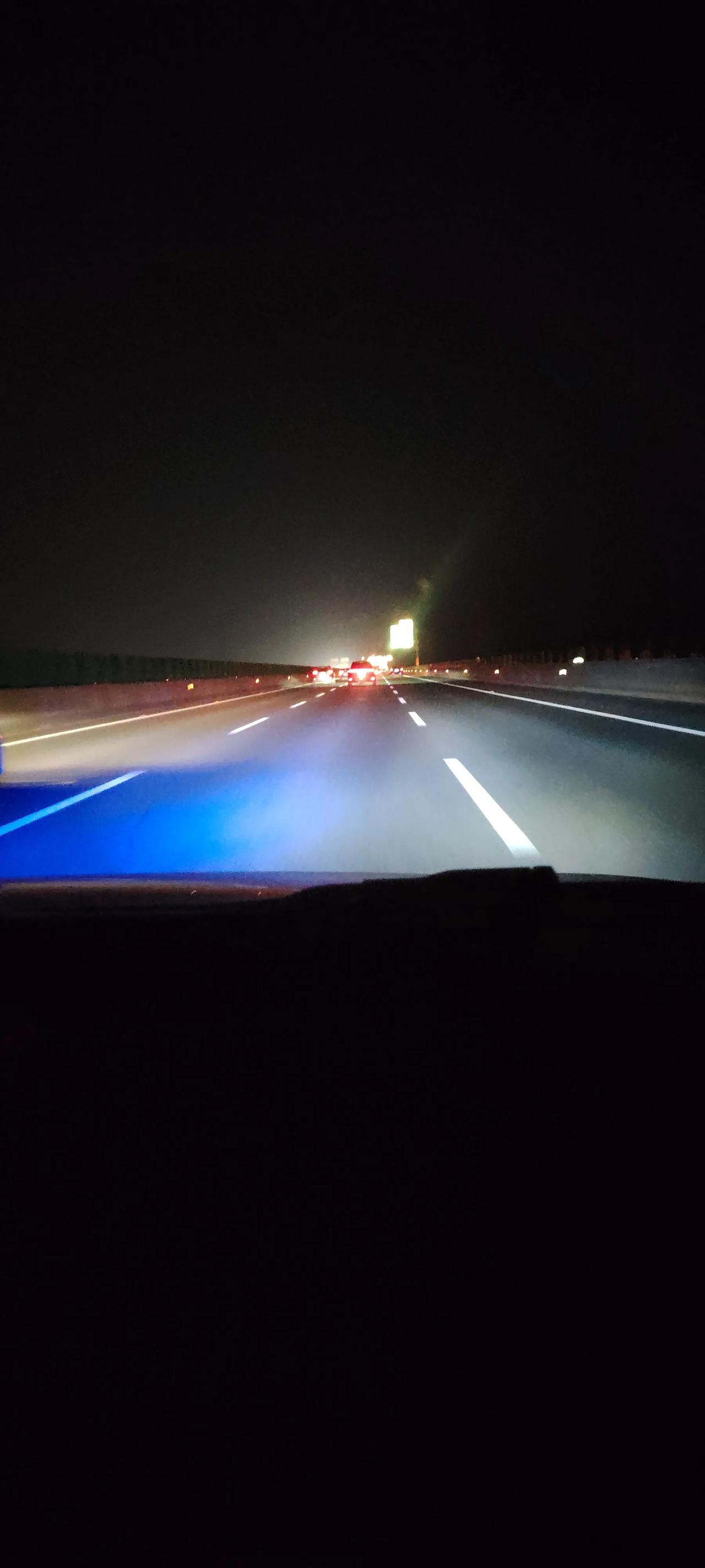 图中高速为潮汕环线高速双向六车道路段，该路段限速100，节假日车流量大，该路段必