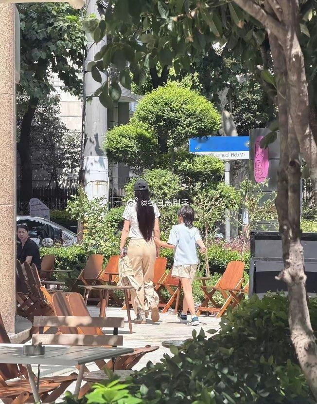网友又又又偶遇杨颖带小海绵出来玩了，炎炎夏日，也挡不住母子俩出来玩的心，今年暑假