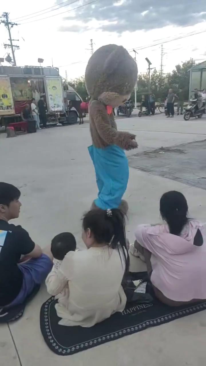 来到这里看到不一样的精彩，看到不一样的刺激，让你们高兴而来，满意而来。