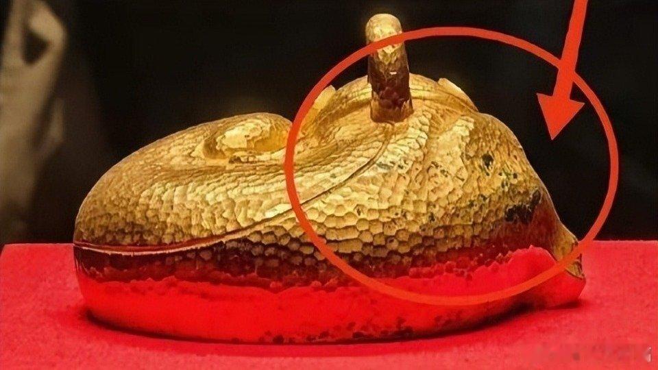 凤凰新闻【“99%纯金咋掉色了？”南博镇护之宝西汉金兽遭质疑】近日，不少网友在社