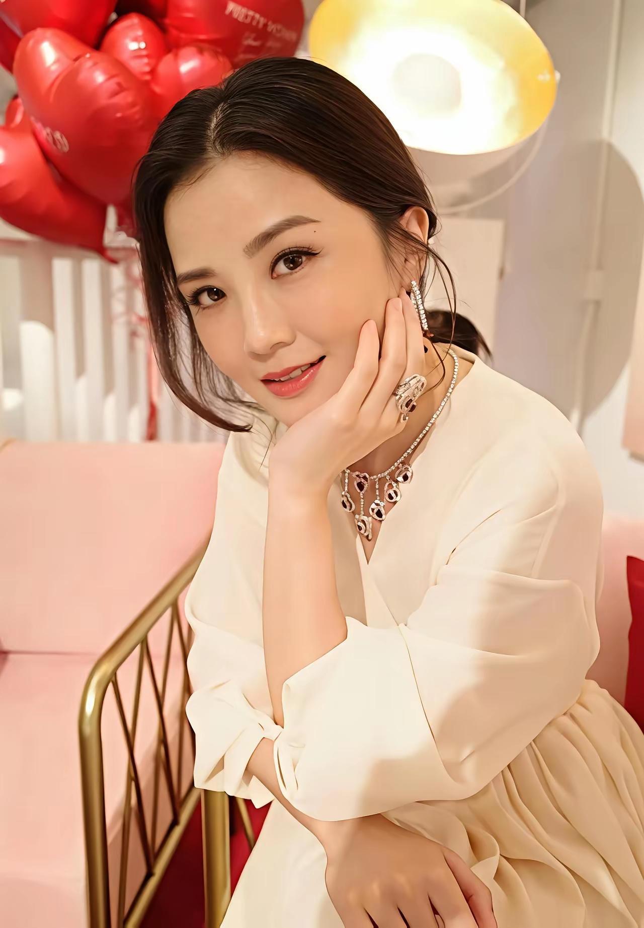 我猜蔡卓妍肯定很快就会怀孕，
而且她会用冻卵做试管生孩子。

不是因为她如今年龄