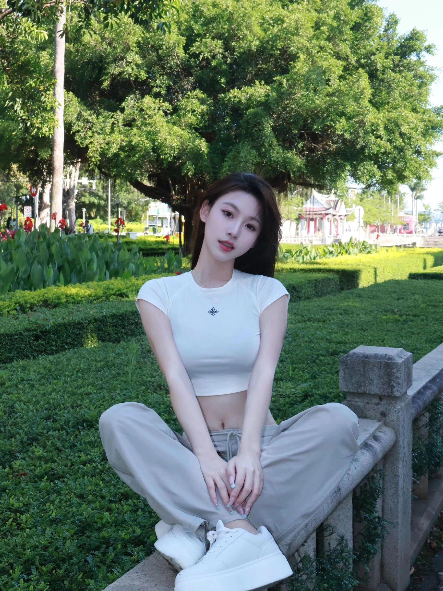 “有人把你的心掏走了，你却假装不疼，只因你足够爱”