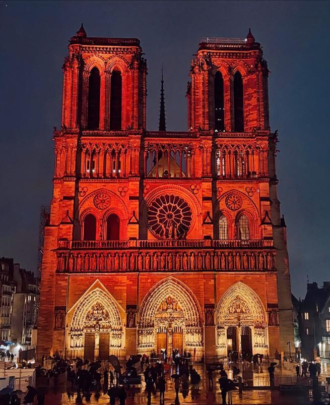 马克龙呼吁学中国
当地时间12月7日，马克龙发文表示，巴黎圣母院拥有超过1100
