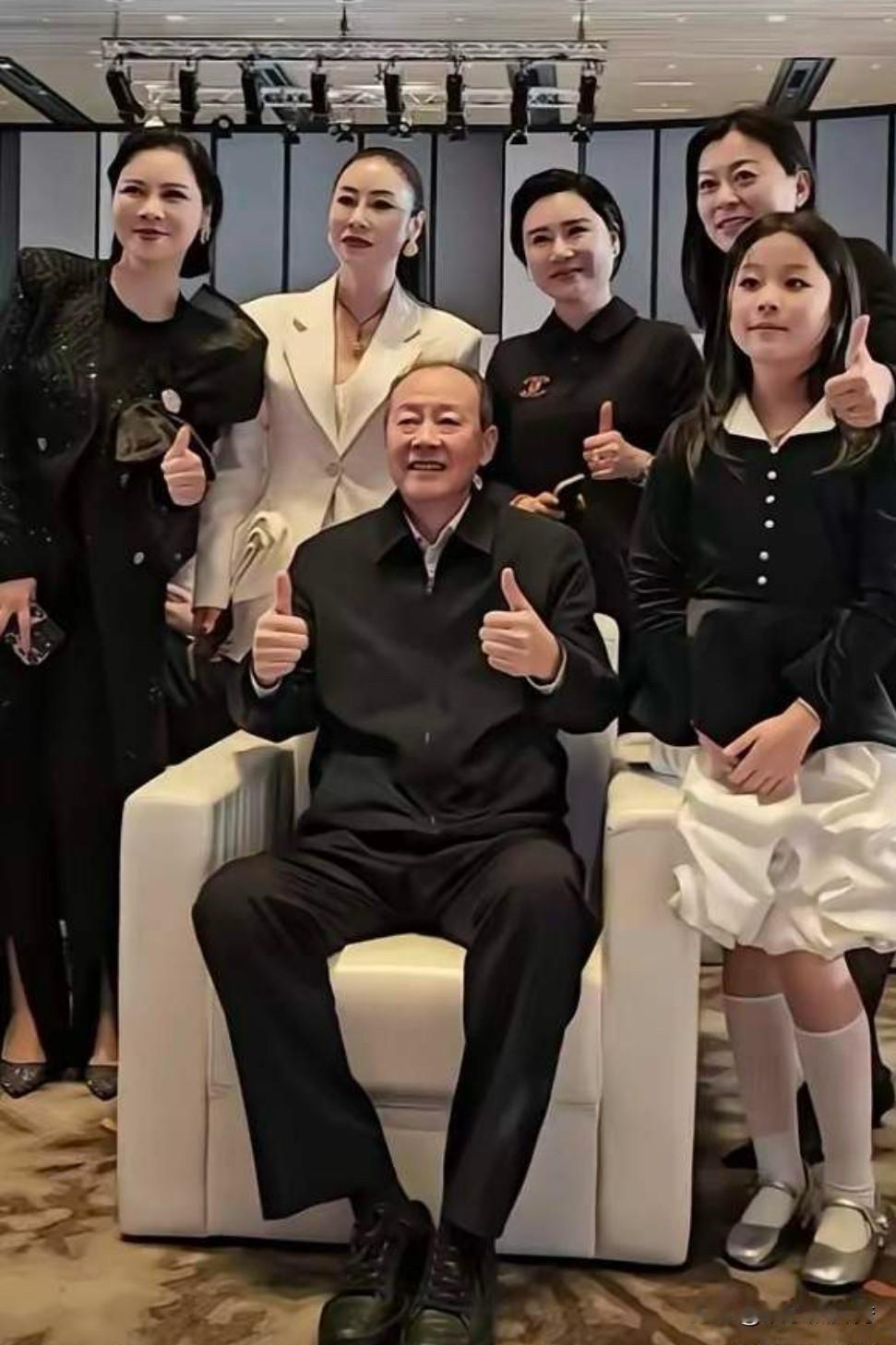 他的演技好不好？看周围这么多女人“点赞”就知道！

他应该是冯远征“羡慕”的一位