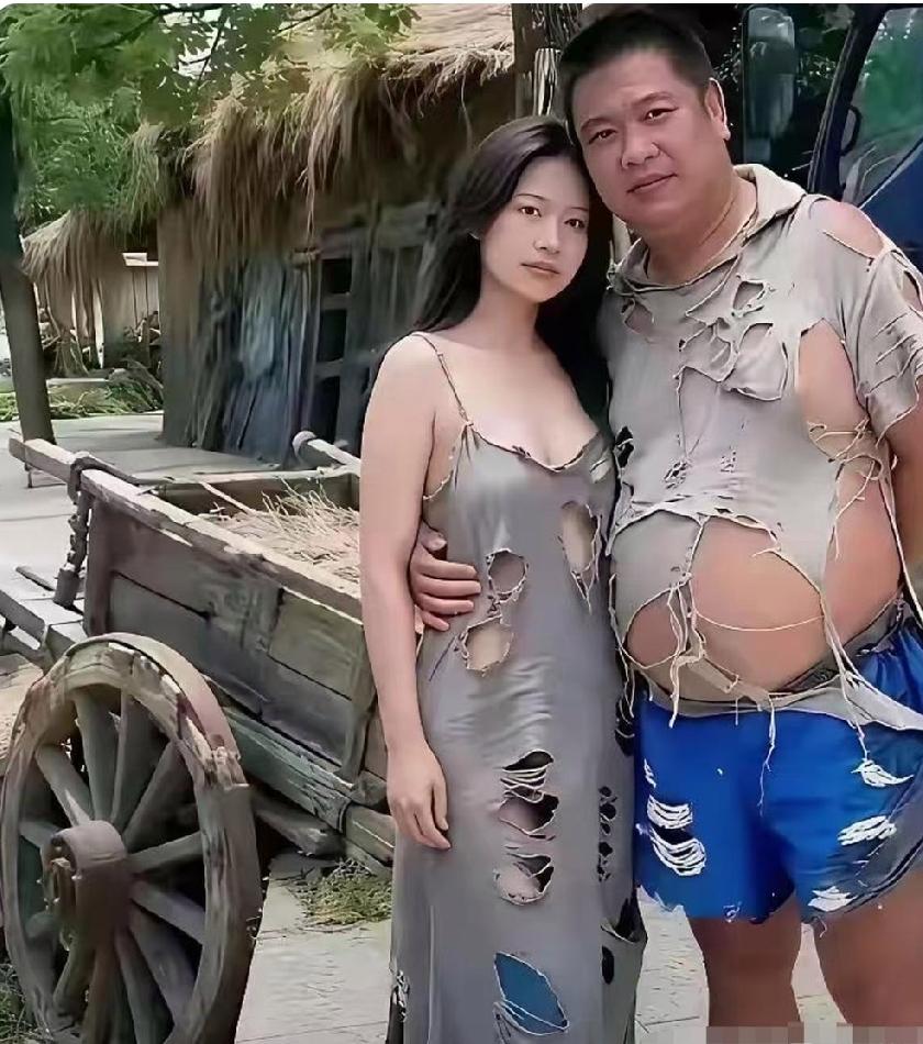 大街上好多年轻人穿着破衣烂裤而洋洋自得，据说破出了洞口的衣服价格不菲。你看这幅图