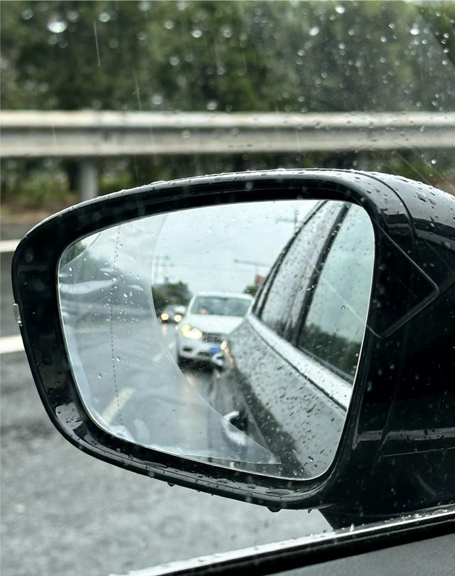 雨天后视镜模糊到心慌？十几块神器救我！
谁懂下雨天开车的痛！后视镜全是水珠，变道