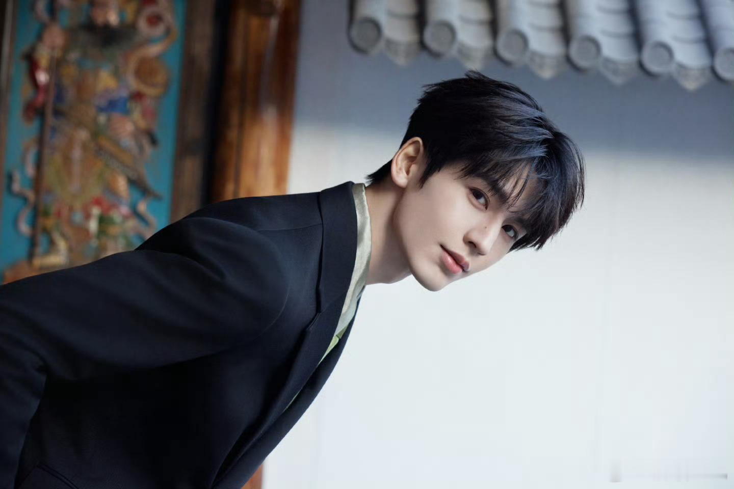 拖尾西装张凌赫也能完美驾驭，今天是优雅的何医生[yeah] ​​​