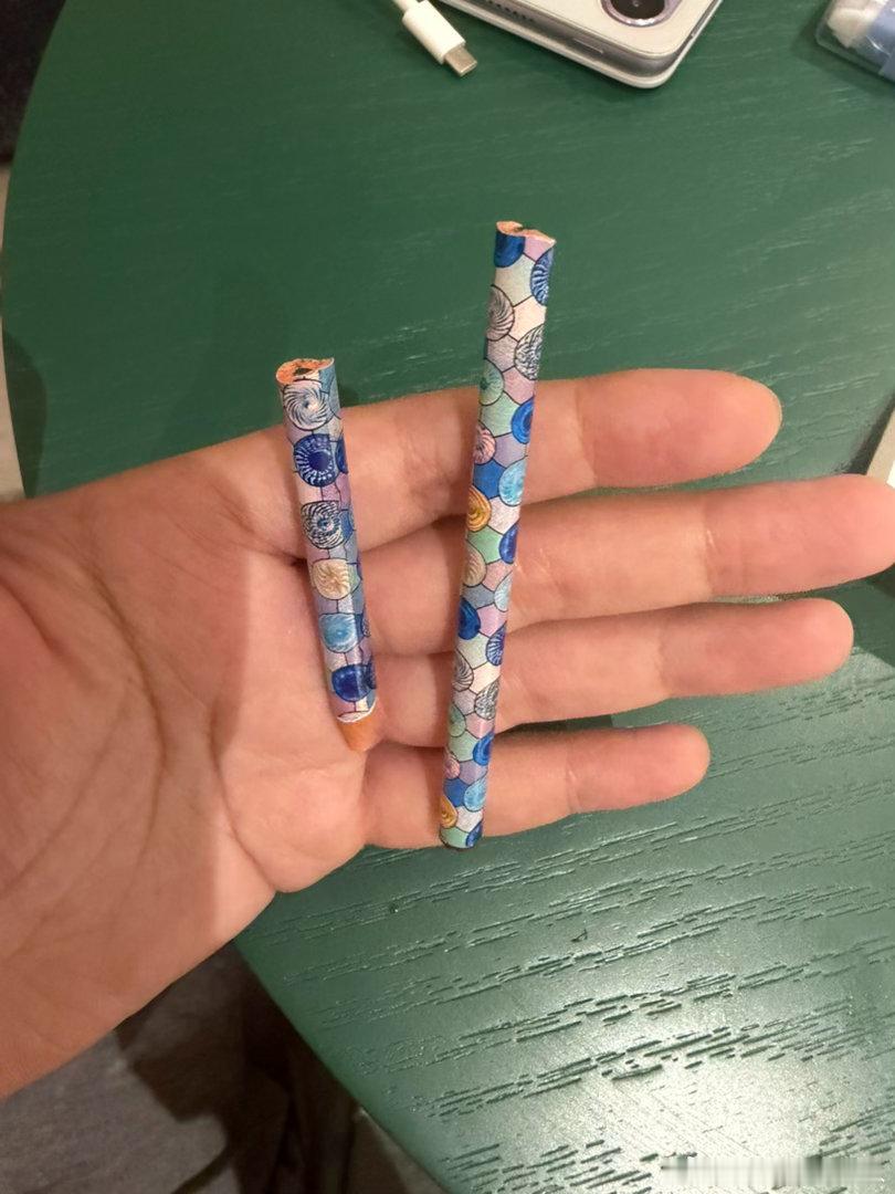 西班牙买的铅笔，小周掉地上就两半了！祖国的铅笔我感觉硬砸开都费点劲… 