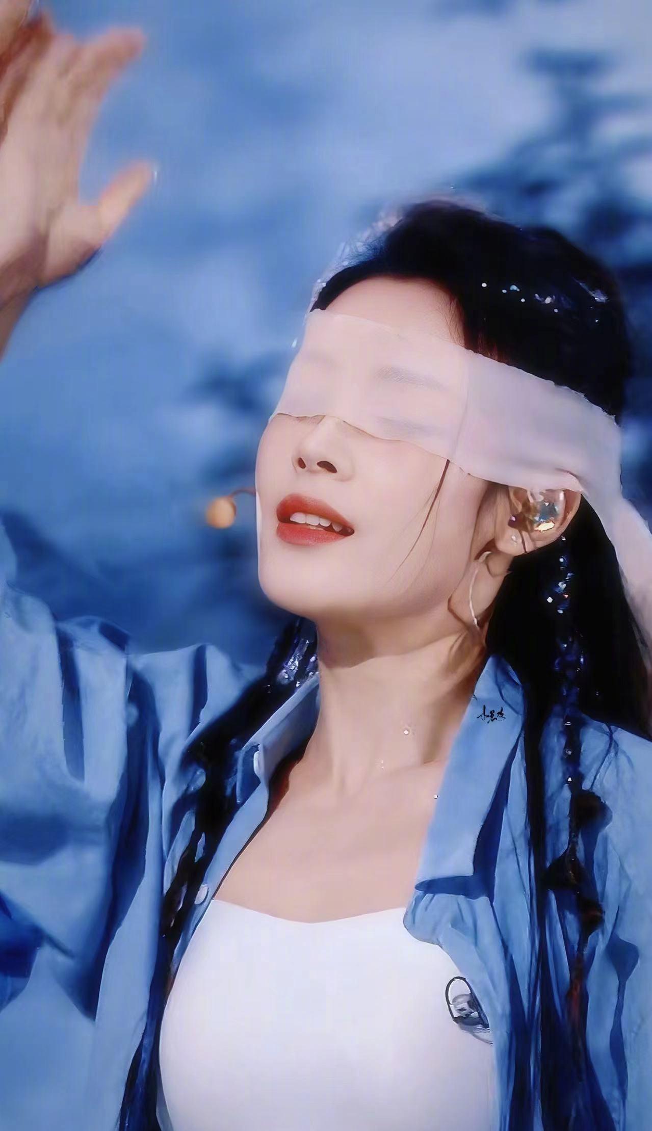 陈丽君的浪姐舞台，多少人怀念？看看这届那么多唱歌跑调的，才知道那一届有多强！
陈