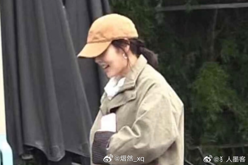 张佳宁挺孕肚办事我记得看过她的一个采访里面说不生娃了[允悲]说了很多原因，看来人
