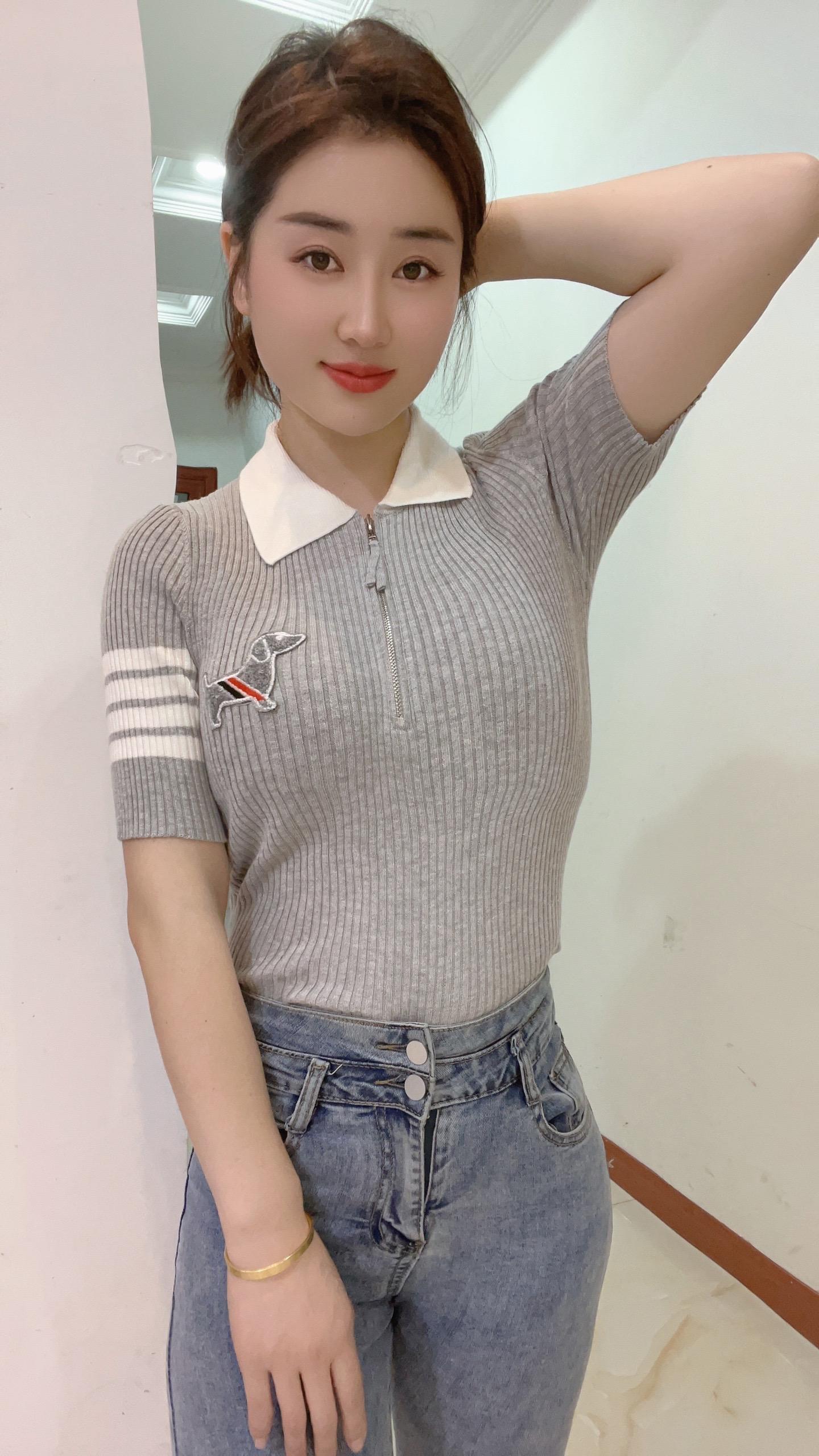 其实女人最大的幸福，并不是带金链穿名牌、也不是住豪宅开豪车、她想要的幸福真的很简单，有一个可靠的肩膀、一个值得依赖的人，一个挣钱不多却舍得给她花钱的人，遇事都挡在她前面。满意都是她的人，温馨拥有一个温馨美好的家。精神上能得到满足。