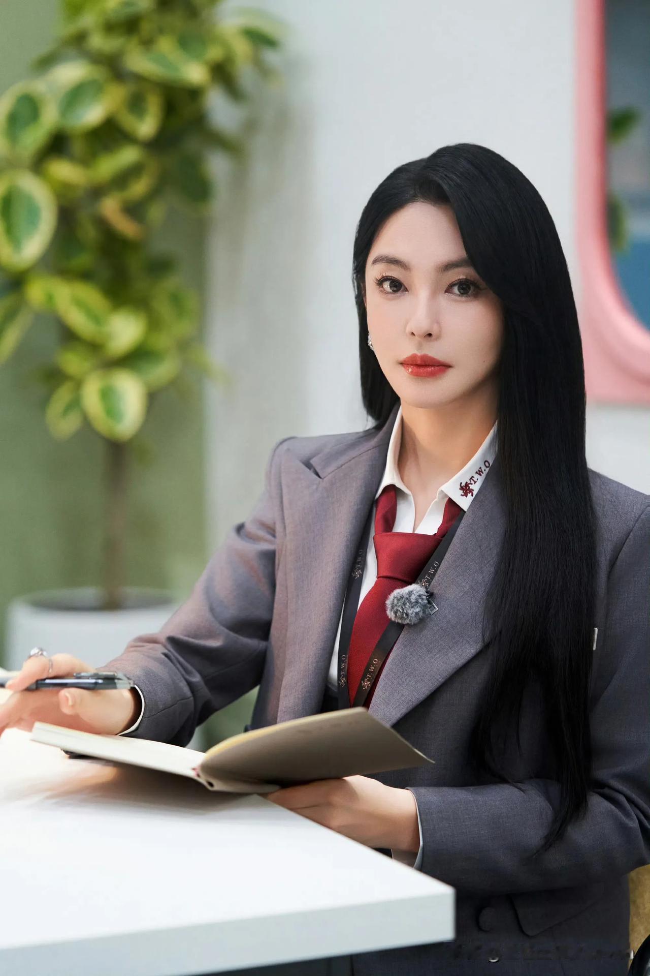 张雨绮职场精英风范，优雅商务穿搭