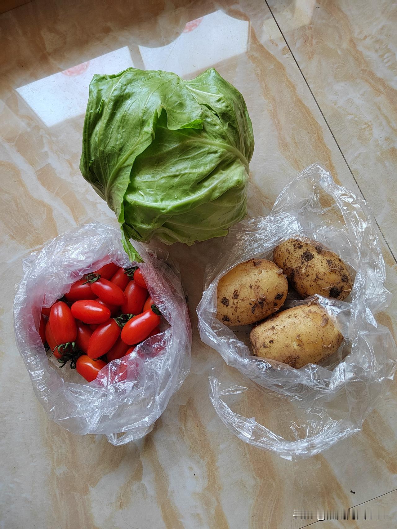 这一上午，过得也太快了，还没干啥呢，就又10点了。

早起，上了趟早市儿，农家小