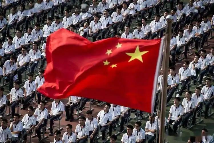 ·说句得罪人的大实话，要不是中国挺着脊梁骨，现在全世界都得给老美磕头交保护费，各