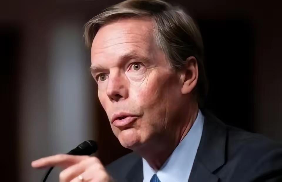 已经回到美国并卸任的美国驻华大使伯恩斯发文说，中国面临一个根本性的问题，他们声称