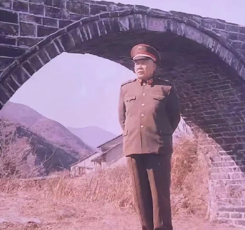 1986年，开国少将龙飞虎重返井冈山龙源口石桥的留影。1928年6月，朱总、毛主