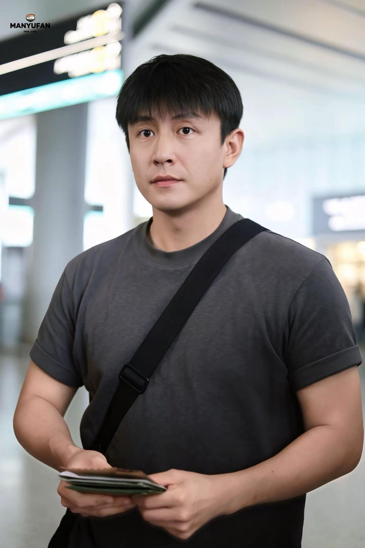 人 你好 胸肌可以借来靠靠吗。刘萧旭 帅
