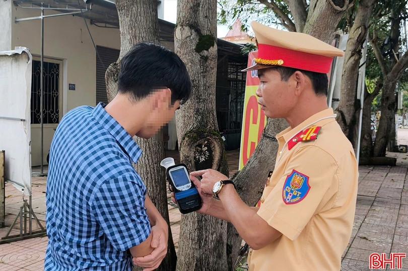 11月27日一晚上，越南全国交警部队共查处酗酒违法案件1800余起
据交警部门介