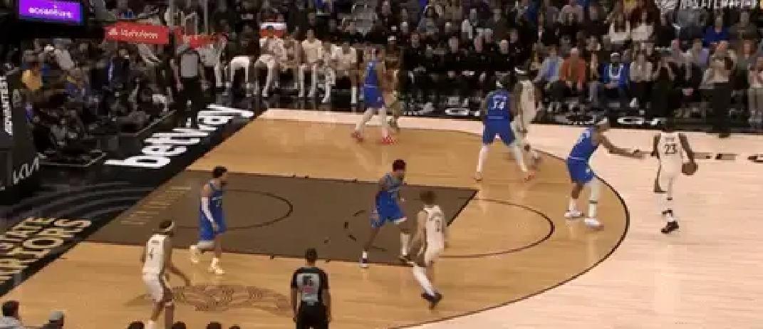 他正在谋杀库里的巅峰期。
 
你发现了吗？对手现在直接放空格林投三分。他们宁愿赌