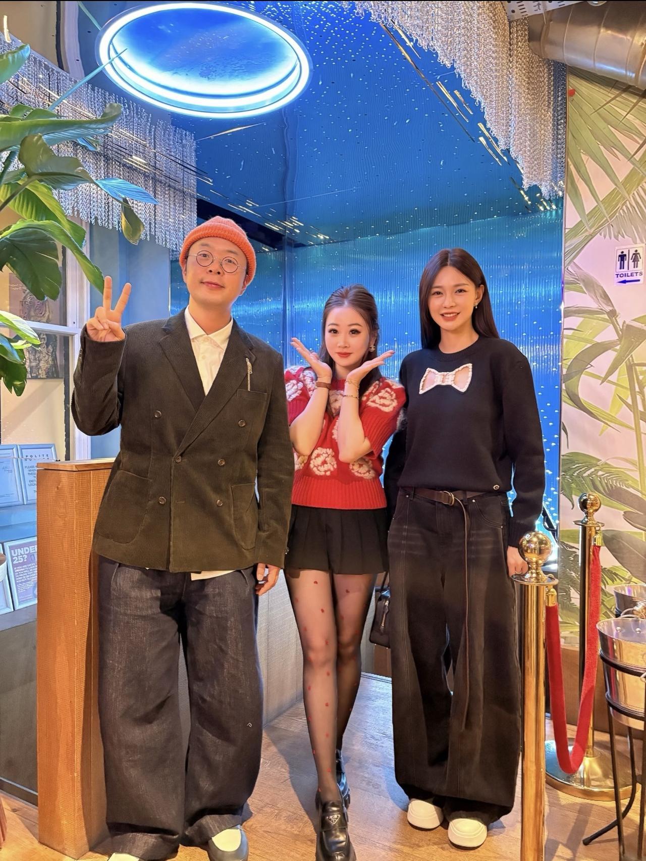 近日，有位网友在伦敦偶遇杜海涛、沈梦辰，夫妻俩在一家餐厅吃饭。

杜海涛与沈梦辰