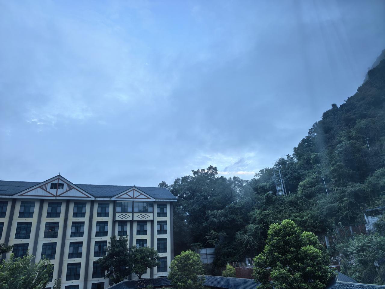 你觉得普通人适合投资黄金吗不适合，有钱存起啦吧