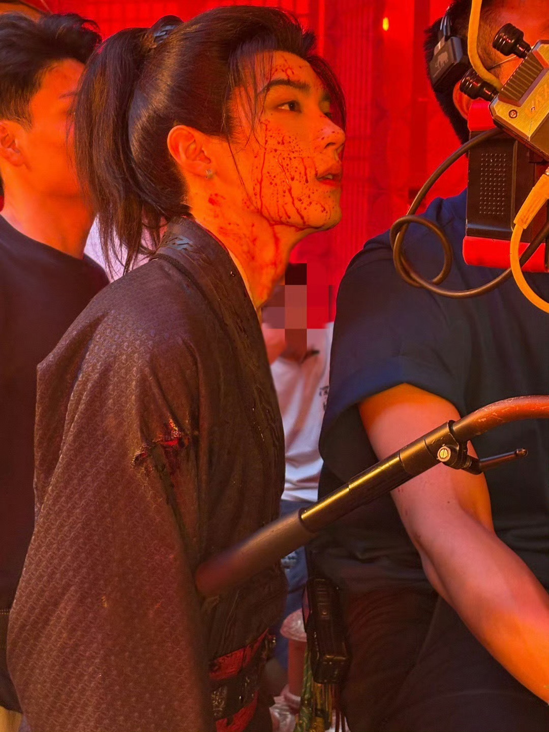 周翊然翘楚 zyr 周翊然谢燕来以努力浇灌生活，以温柔对待身边，岁岁皆有温暖相伴