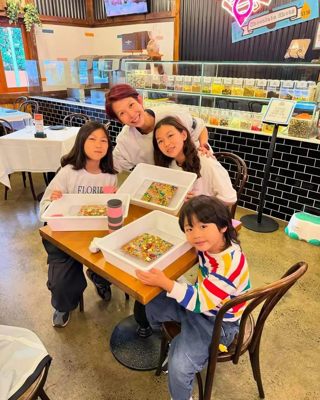 蔡少芬、张晋夫妇和孩子们的生活照，两个姑娘的脸型像妈妈，没有妈妈标志，没有妈妈有