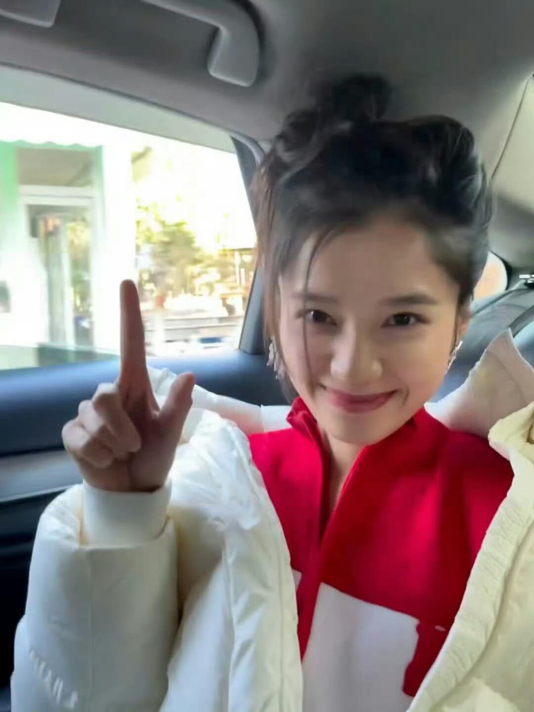 张婧仪车窗照的含金量 