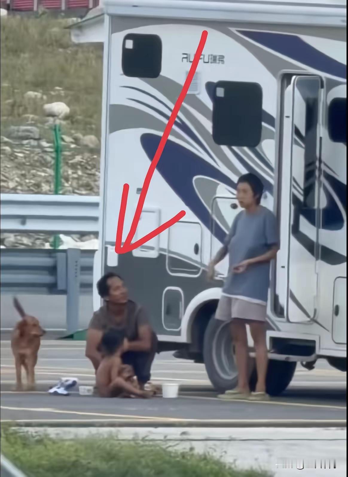 大理“野人孩童”背后：以“自由”为名的囚禁，从来不是爱
 
你敢信吗？在离幼儿园