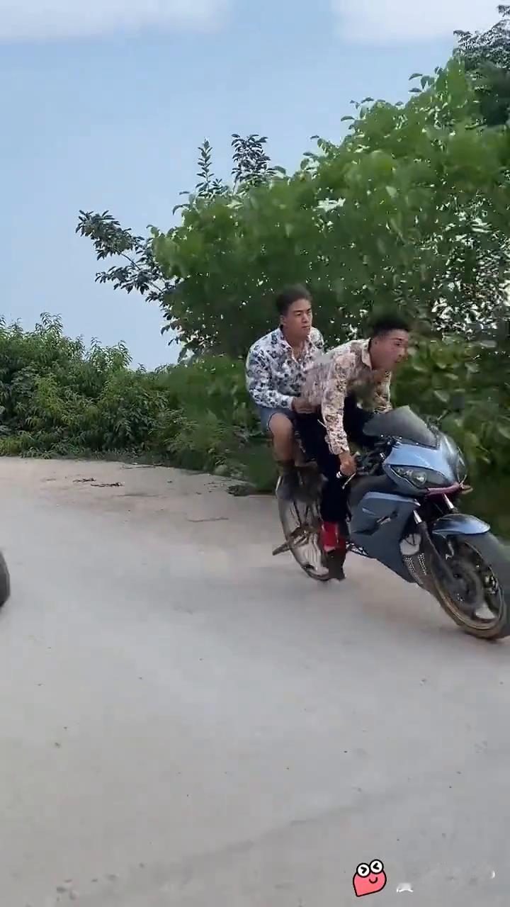 百公里消耗三个馒头、二两猪头肉、半斤老白干。