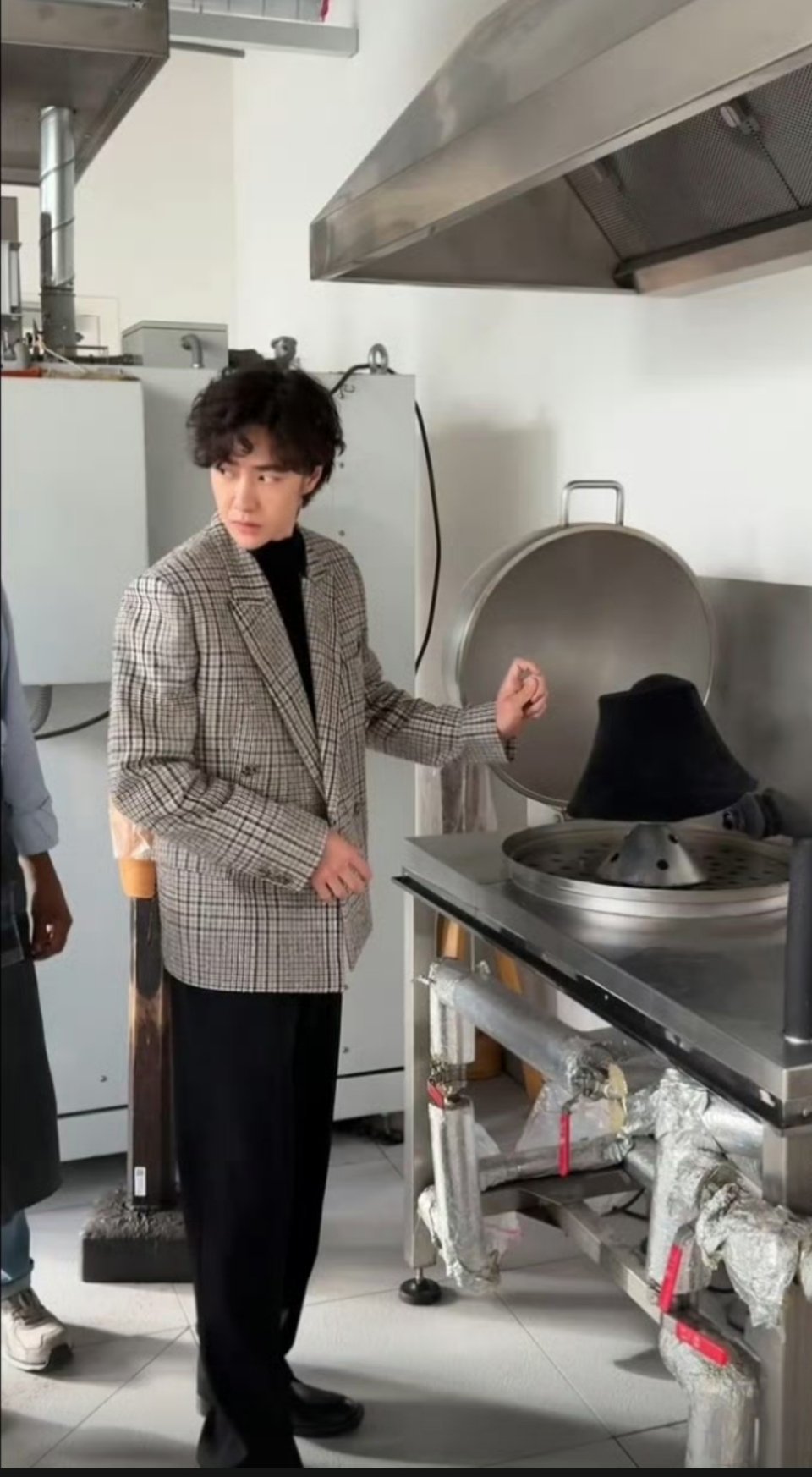 王一博王一博体验做帽子wyb王一博进组被打假认真的小可爱，怎么能这么可爱呀，感觉