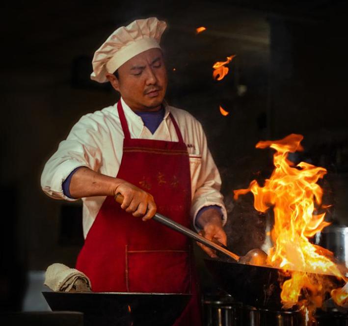 极限定档的《龙餐馆》8天破10亿，凭什么？
 
8月6日才宣布定档，8月8日点映